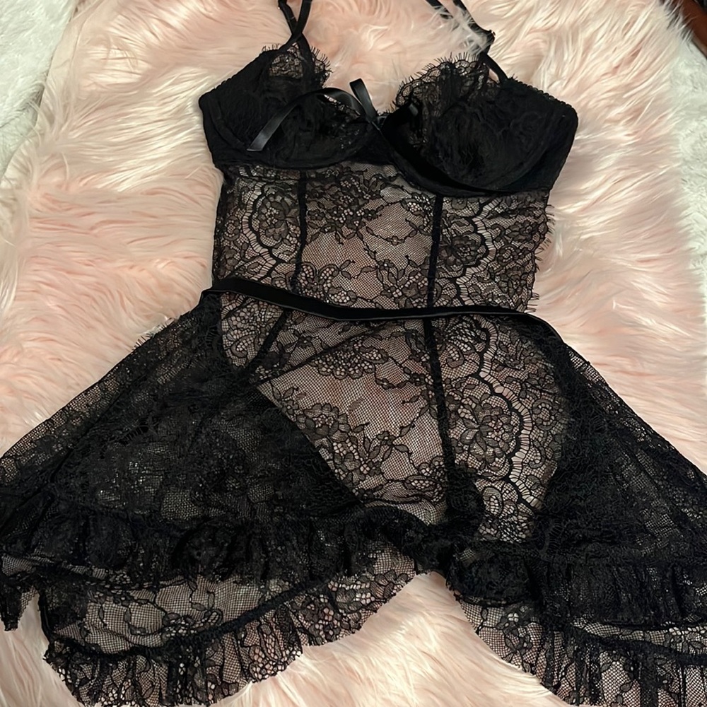 VICTORIA SECRET LINGERIE SIZE SMALL